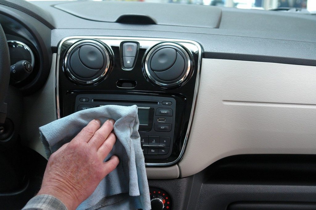 main nettoyant intérieur de véhicule