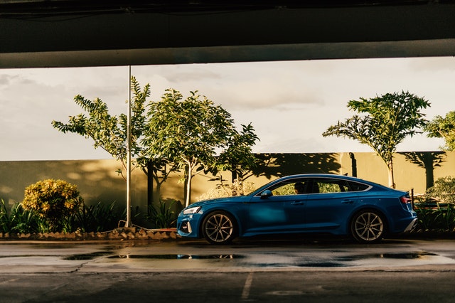 Audi RS4 bleue